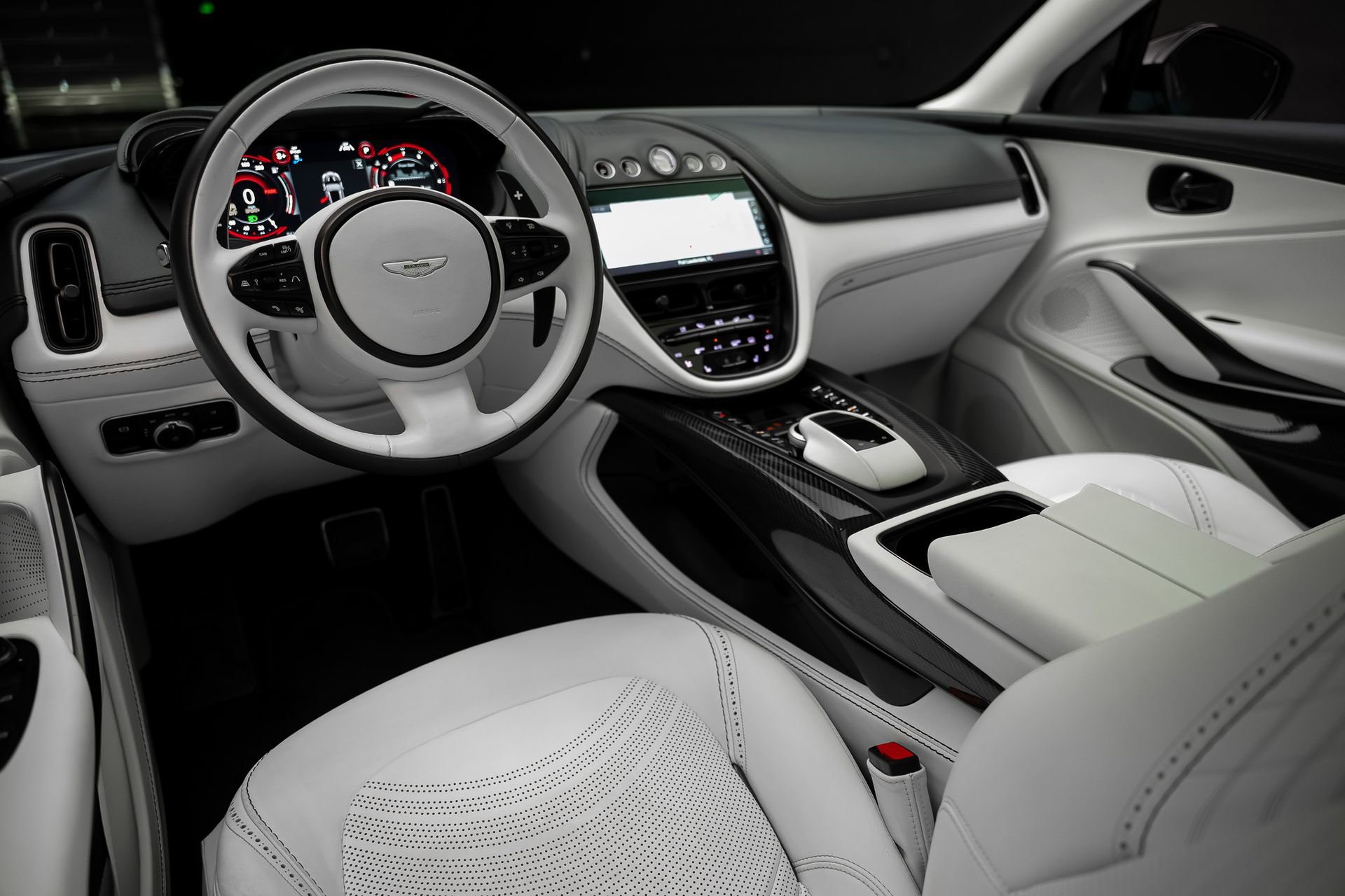 Used 2023 Aston Martin DBX AWD/4WD image 2