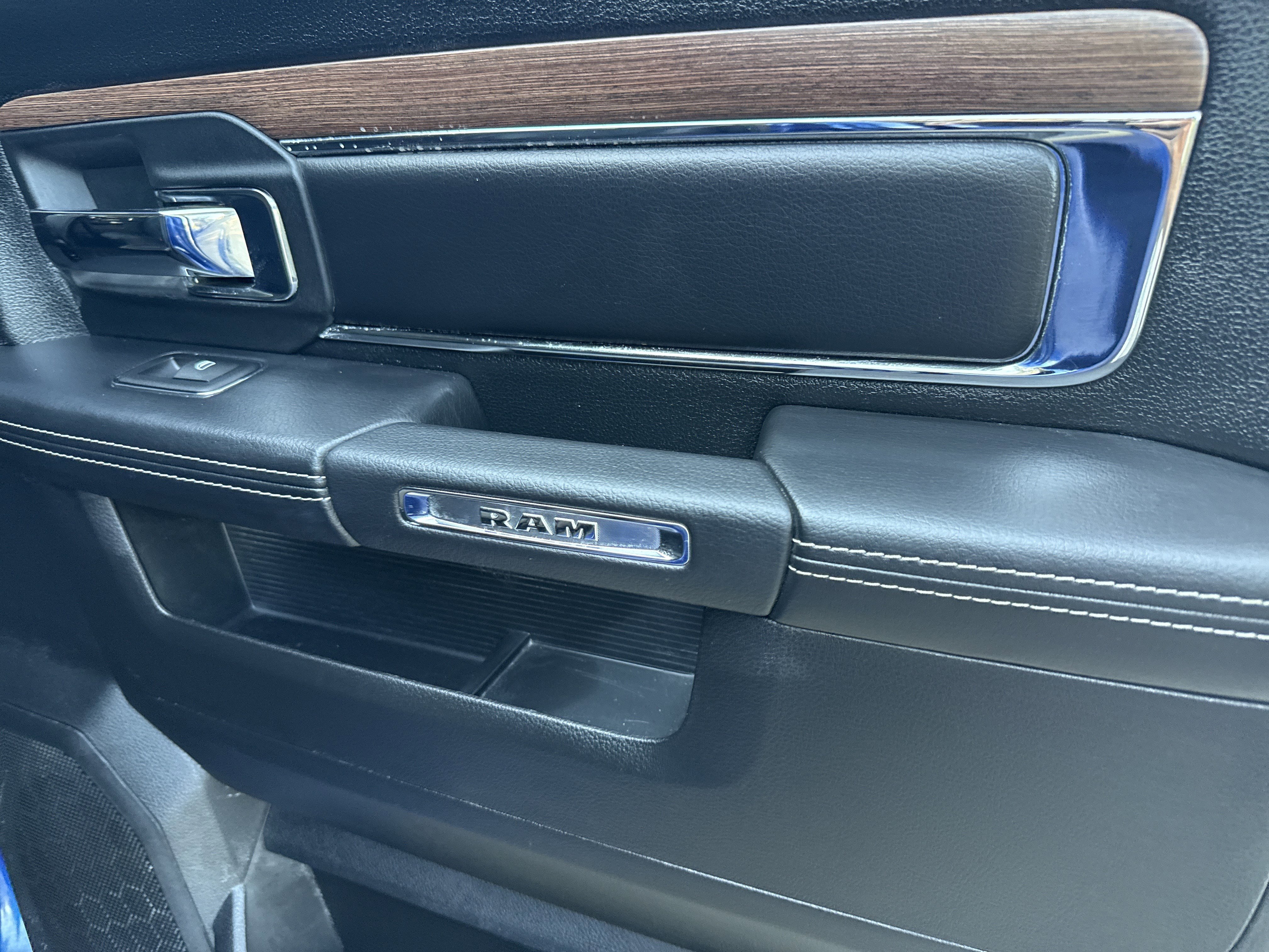 Used 2015 RAM 1500 Laramie w/ Convenience Group AWD/4WD image 17