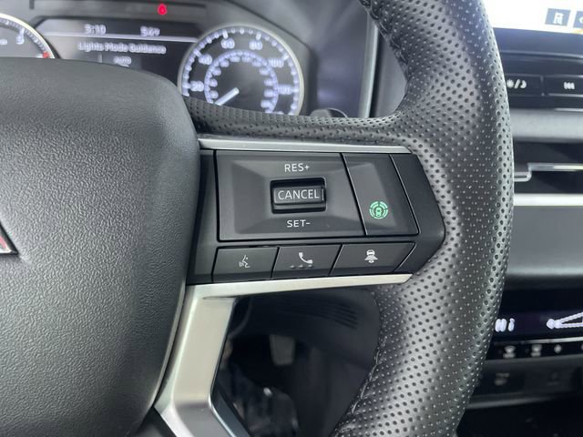 Used 2025 Mitsubishi Outlander SE image 31