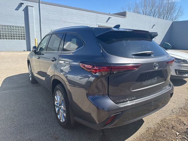 Used 2024 Toyota Highlander Limited image 6