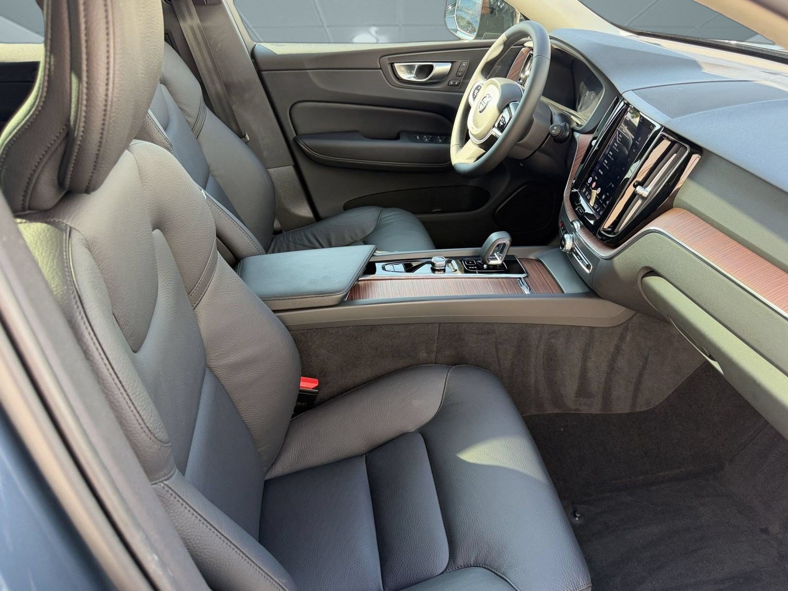 Certified 2024 Volvo XC60 B5 Plus w/ Protection Package Premier AWD/4WD image 25