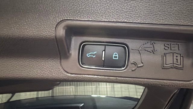 Used 2020 Ford Explorer Platinum w/ Premium Technology Package image 24