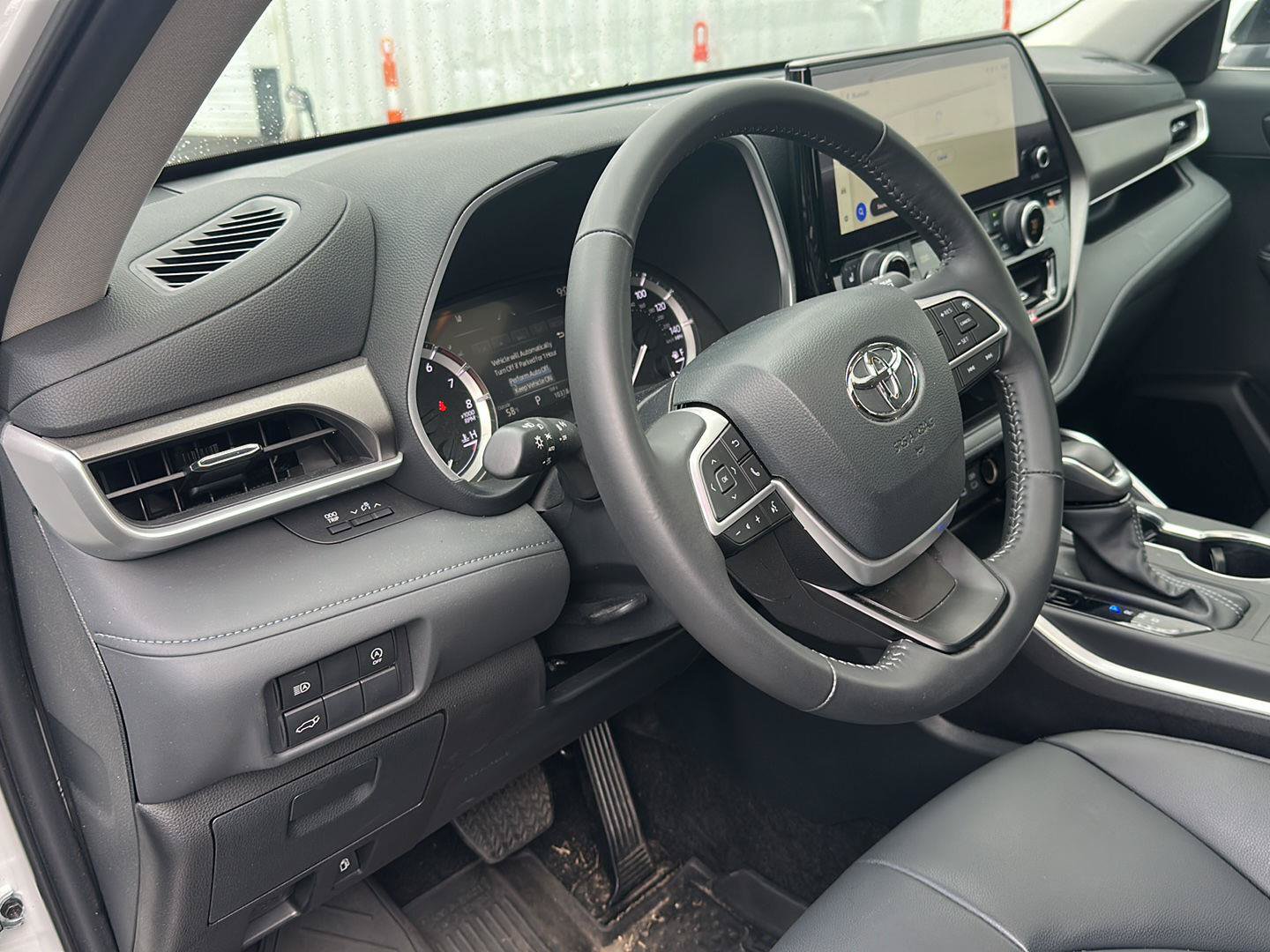 Used 2024 Toyota Highlander XLE AWD/4WD image 7