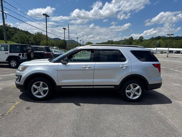Used 2017 Ford Explorer XLT w/ Equipment Group 202A AWD/4WD image 5
