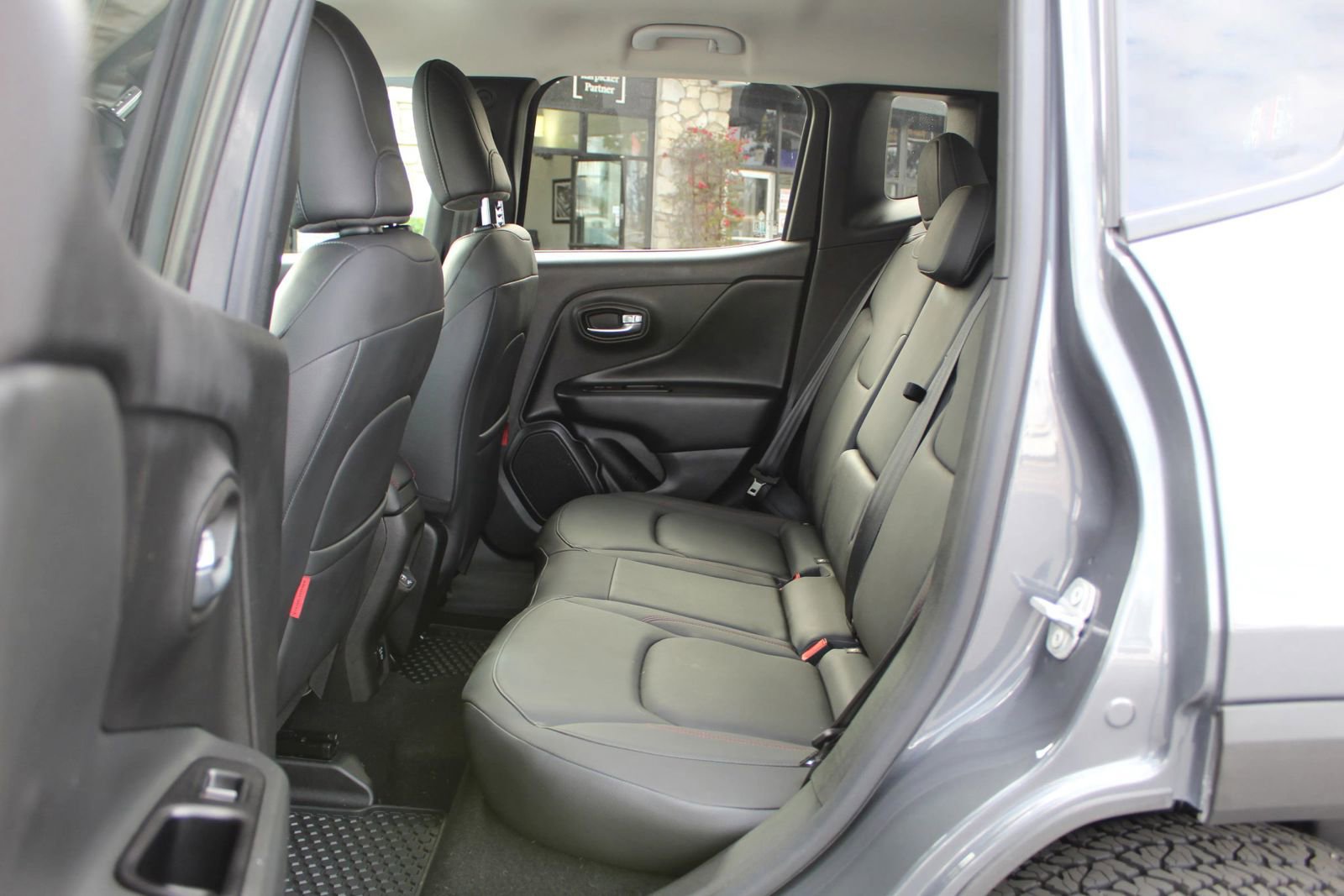 Used 2022 Jeep Renegade Trailhawk image 11