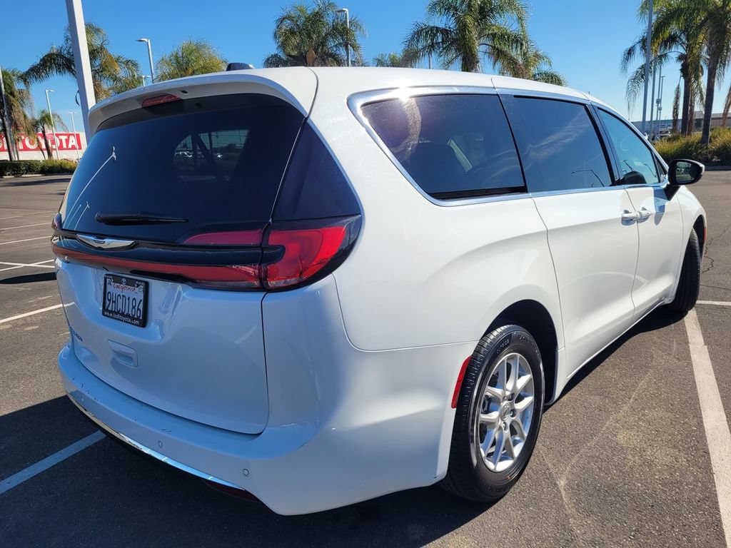 Used 2023 Chrysler Pacifica Touring-L FWD image 4