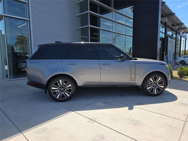 Used 2023 Land Rover Range Rover SE image 2