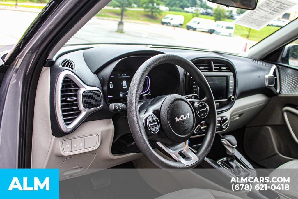 Used 2025 Kia Soul LX w/ LX Technology Package FWD image 31