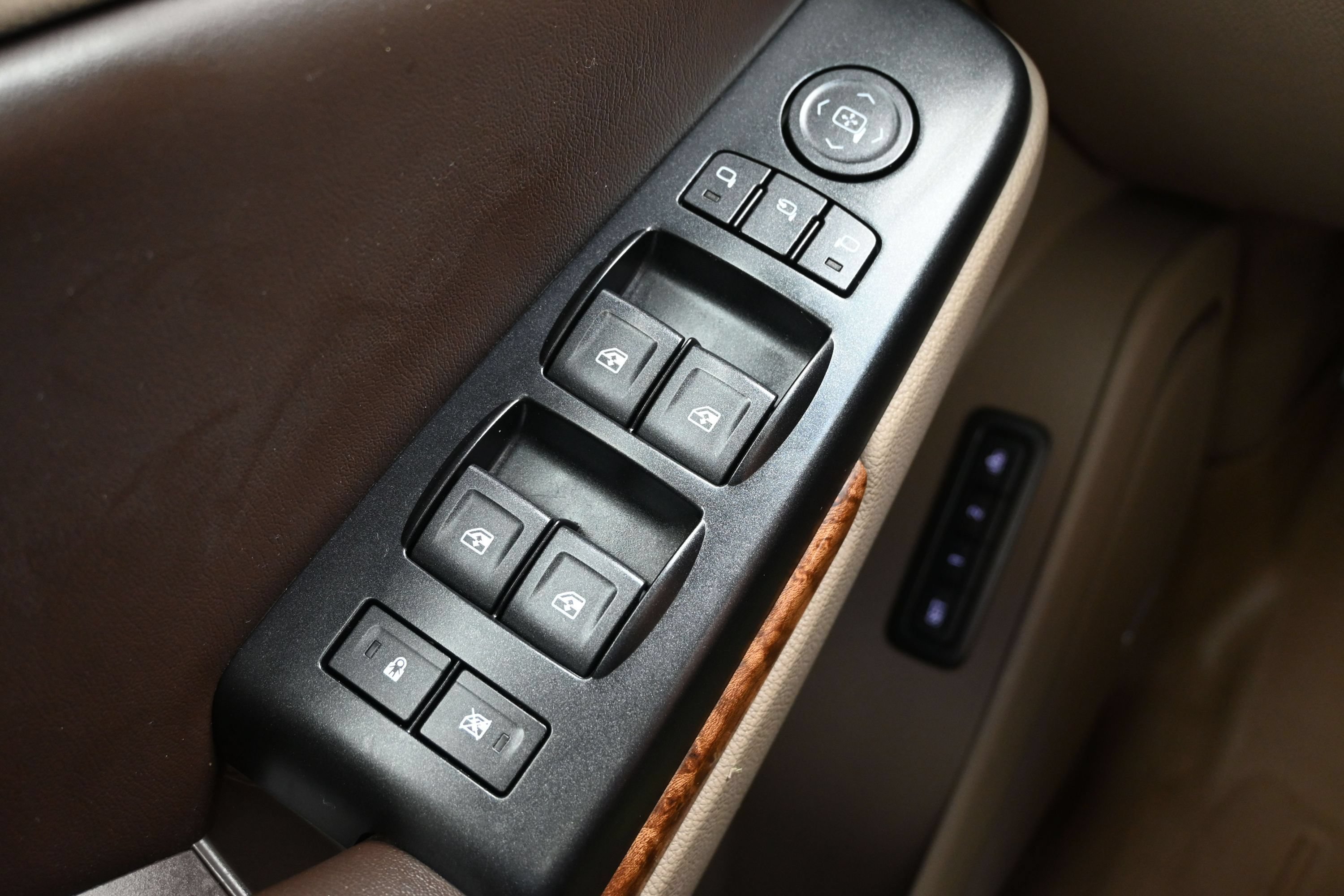 Used 2015 Chevrolet Suburban LTZ AWD/4WD image 25