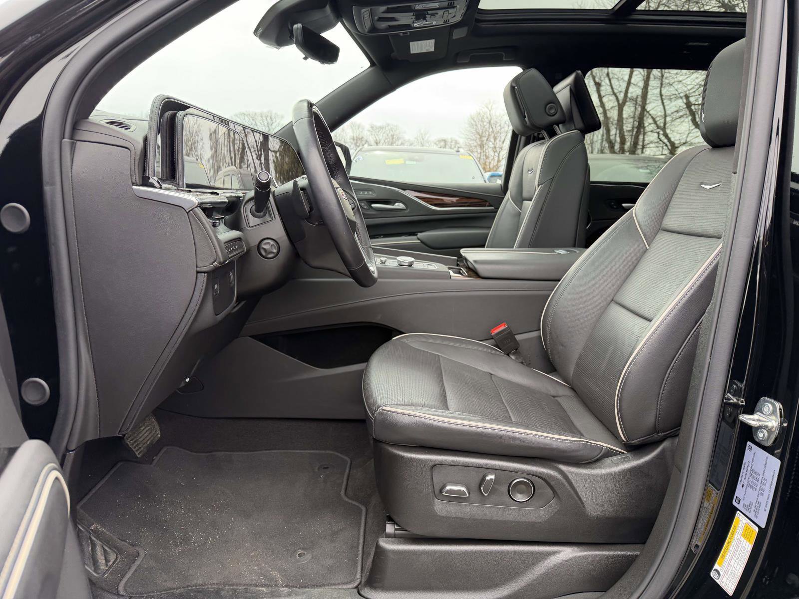 Used 2024 Cadillac Escalade ESV Premium Luxury AWD/4WD image 6