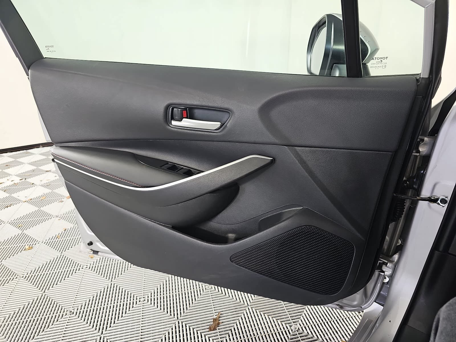 Used 2025 Toyota Corolla SE FWD image 23