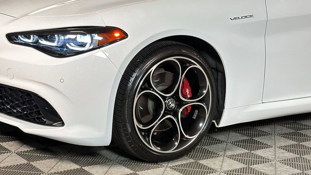 Used 2024 Alfa Romeo Giulia Veloce AWD/4WD image 5