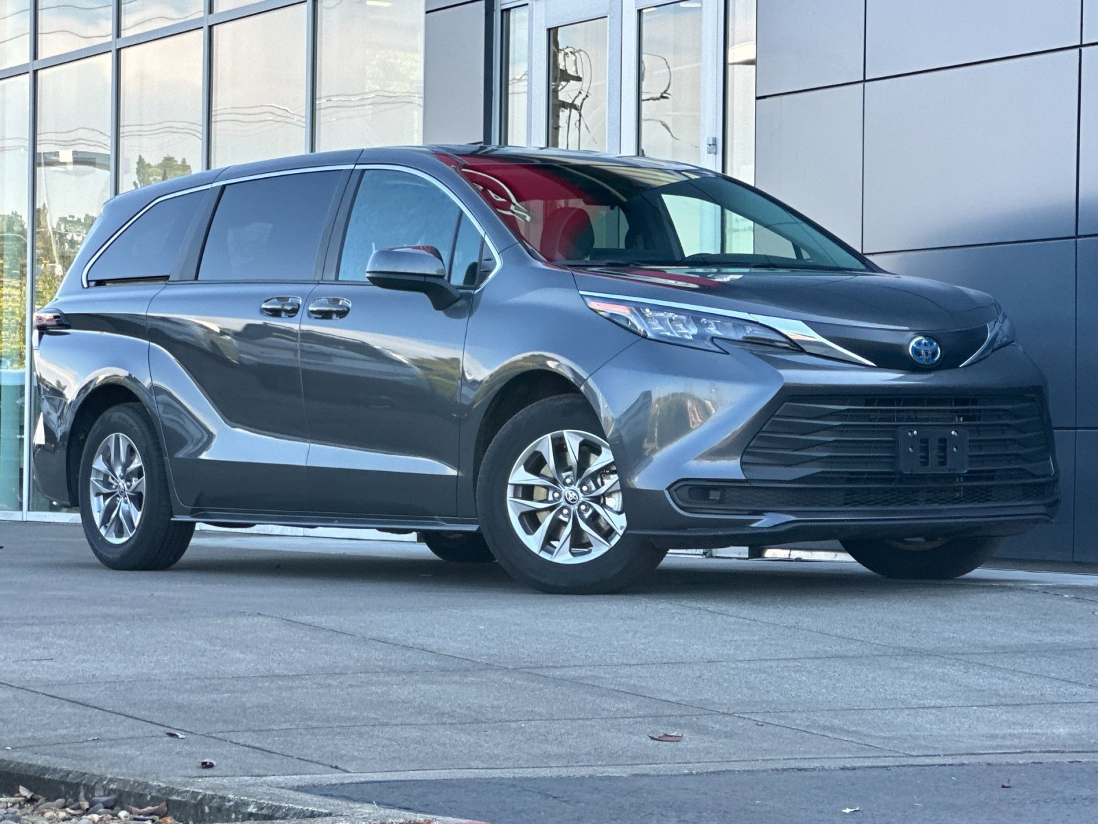 Used 2025 Toyota Sienna LE FWD image 2