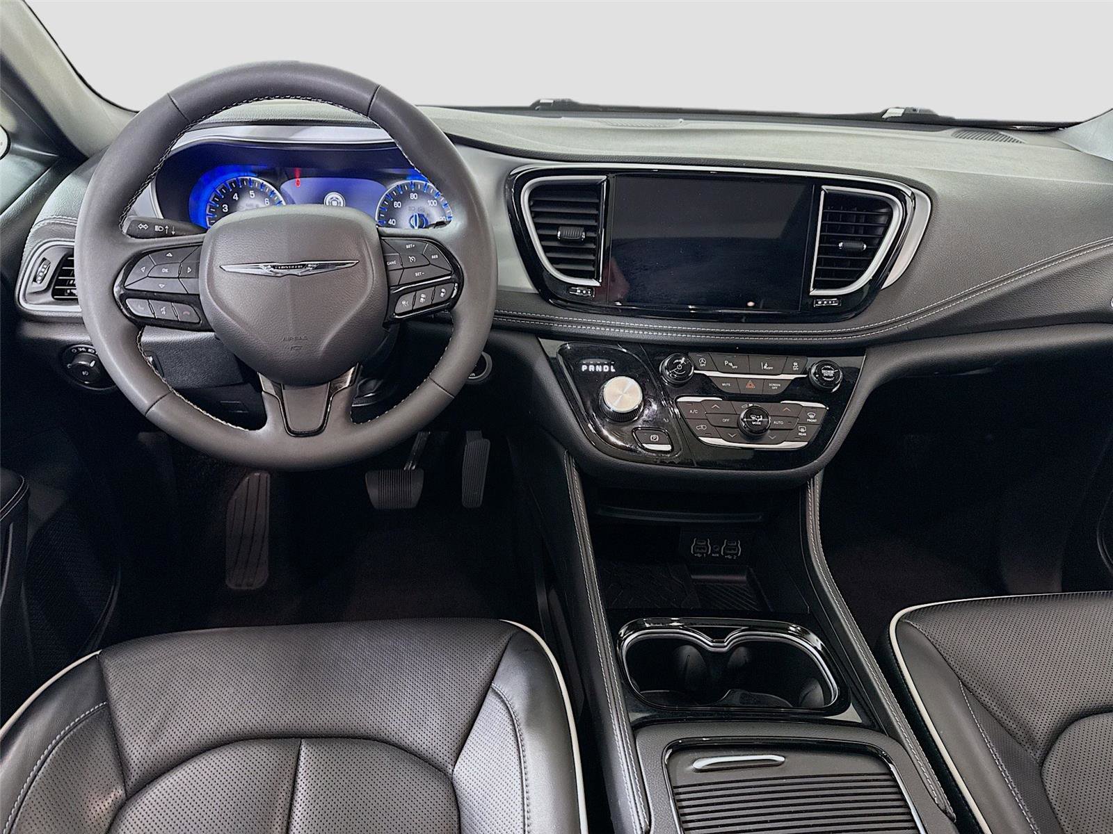 Used 2025 Chrysler Pacifica Limited image 2