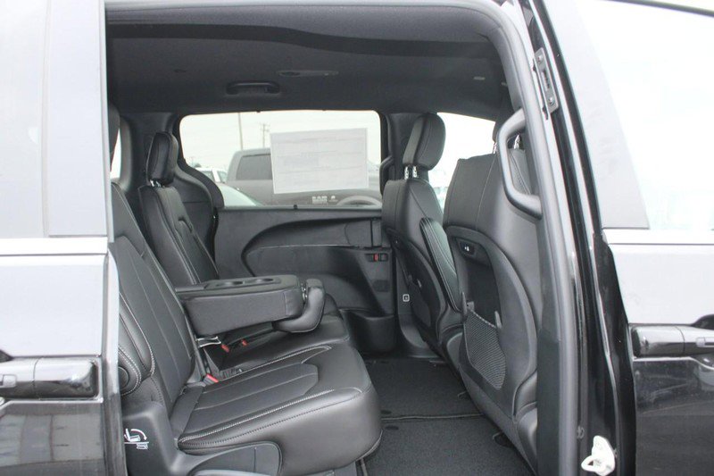 New 2026 Chrysler Pacifica Select image 4