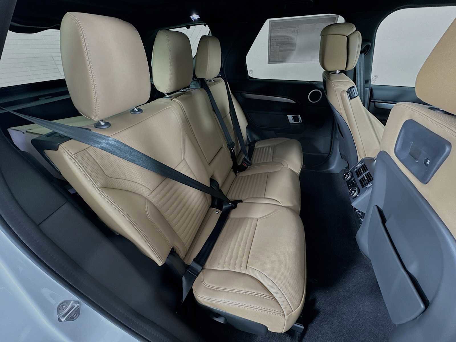 New 2025 Land Rover Discovery Dynamic SE image 23