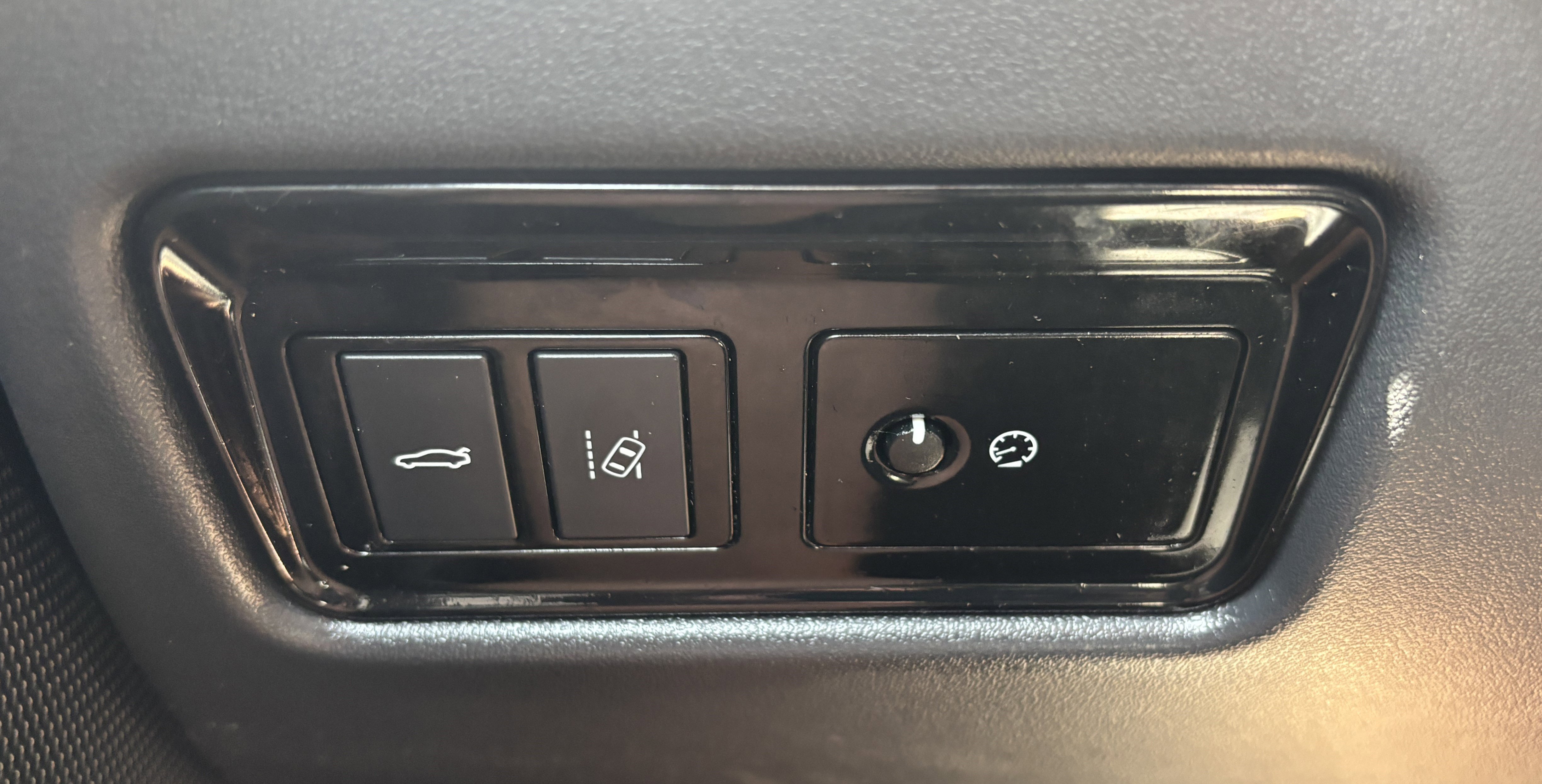 Used 2018 Jaguar XE R-Sport image 18
