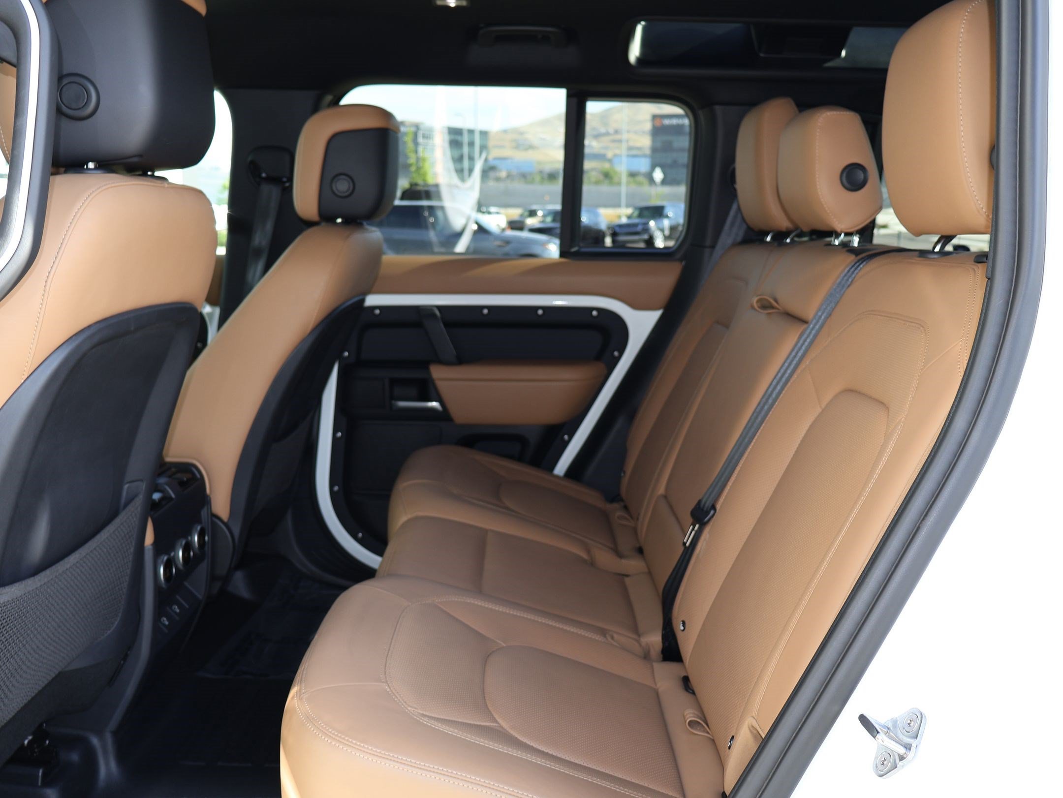 Certified 2025 Land Rover Defender 110 X-Dynamic SE AWD/4WD image 26