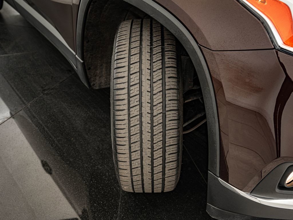 Used 2020 Chevrolet Traverse LT FWD image 39