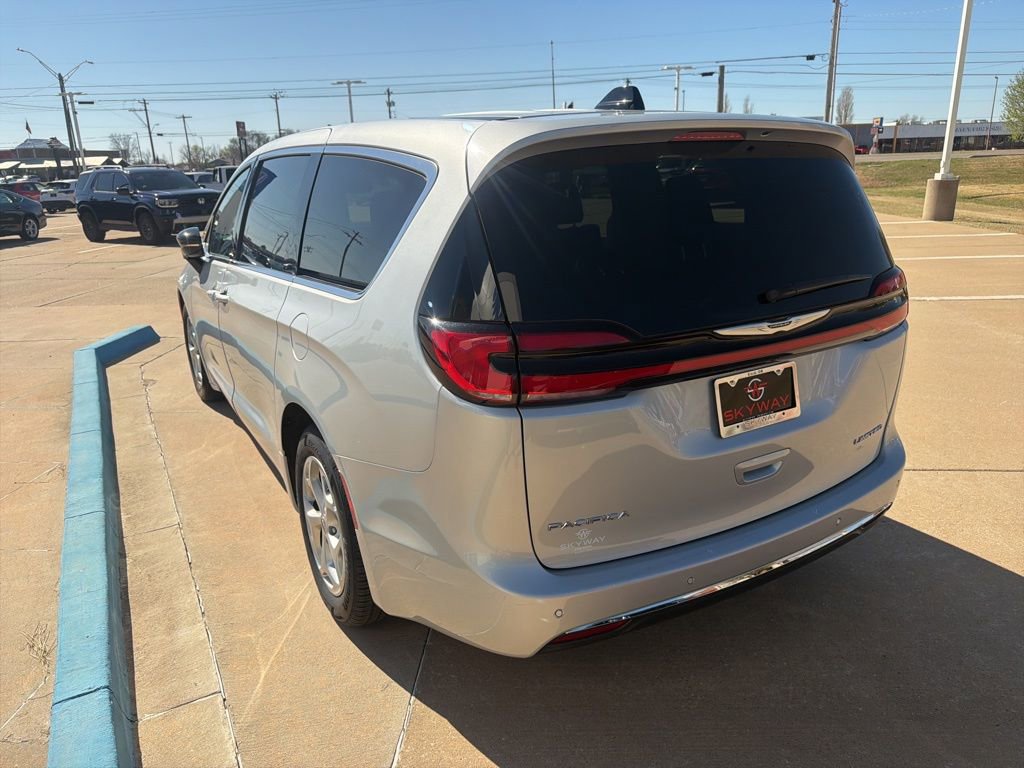 Used 2024 Chrysler Pacifica Limited image 20