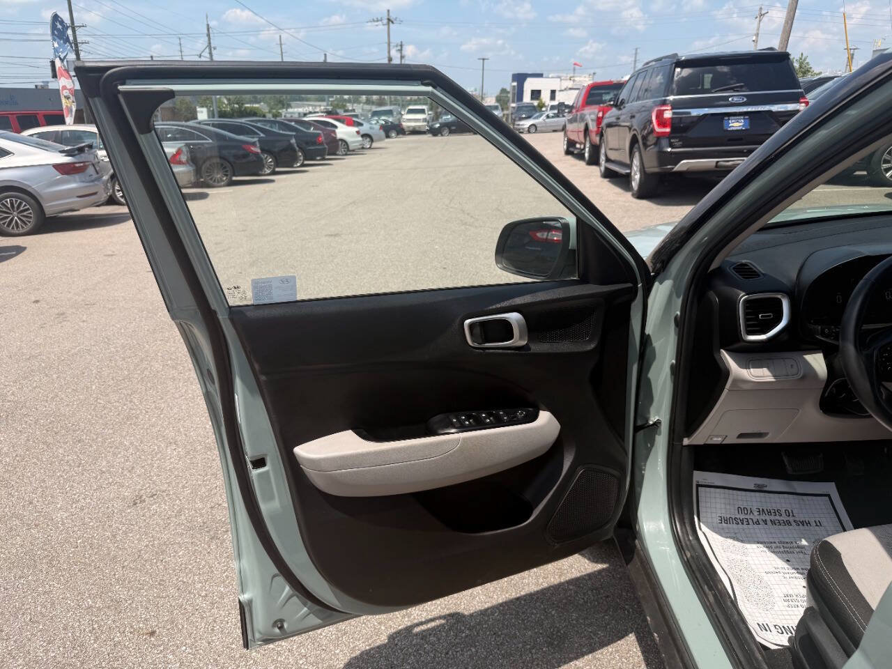 Used 2025 Hyundai Venue SEL FWD image 17