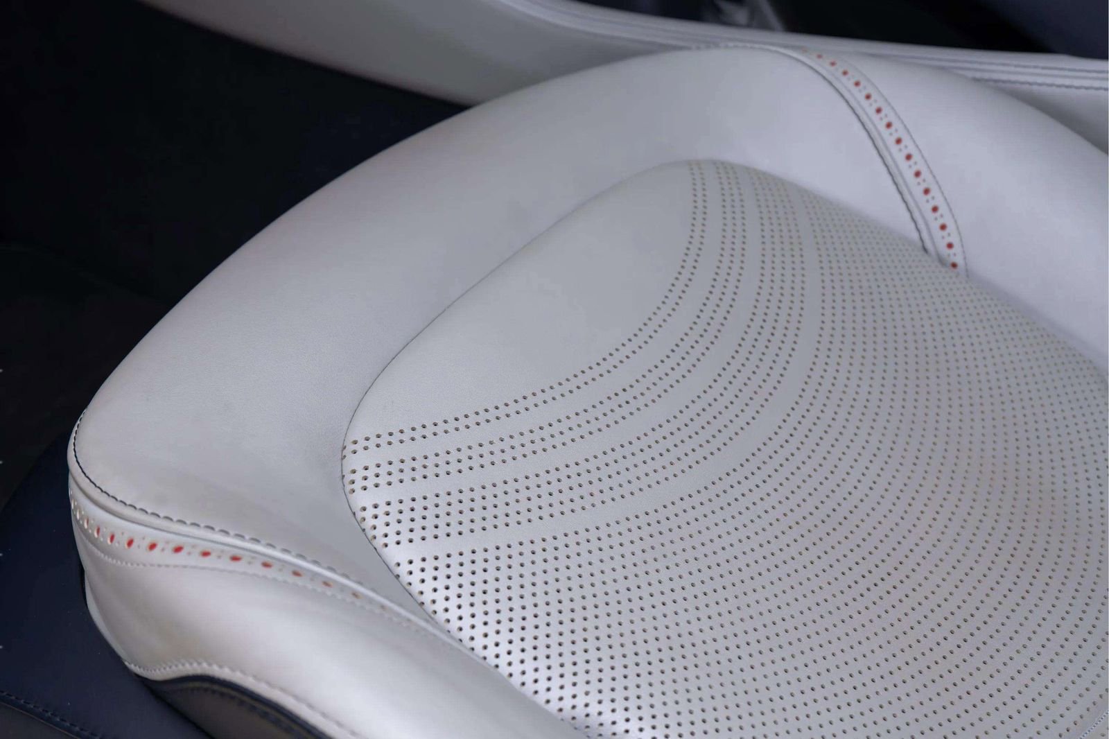 Used 2023 Aston Martin DBX AWD/4WD image 19