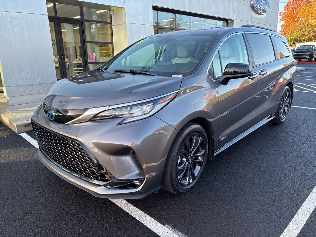 Used 2021 Toyota Sienna XSE image 3