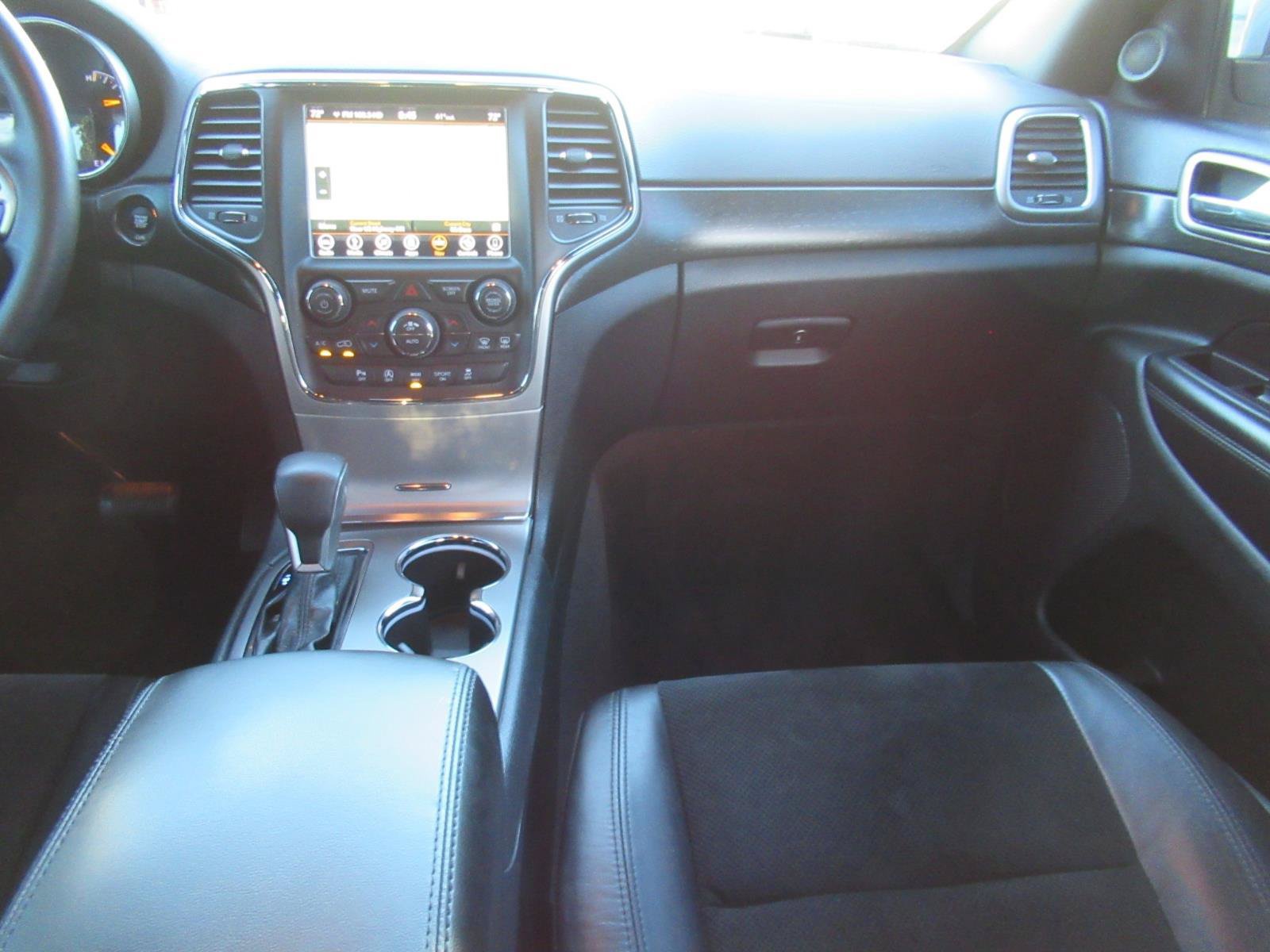 Used 2018 Jeep Grand Cherokee Altitude RWD image 14