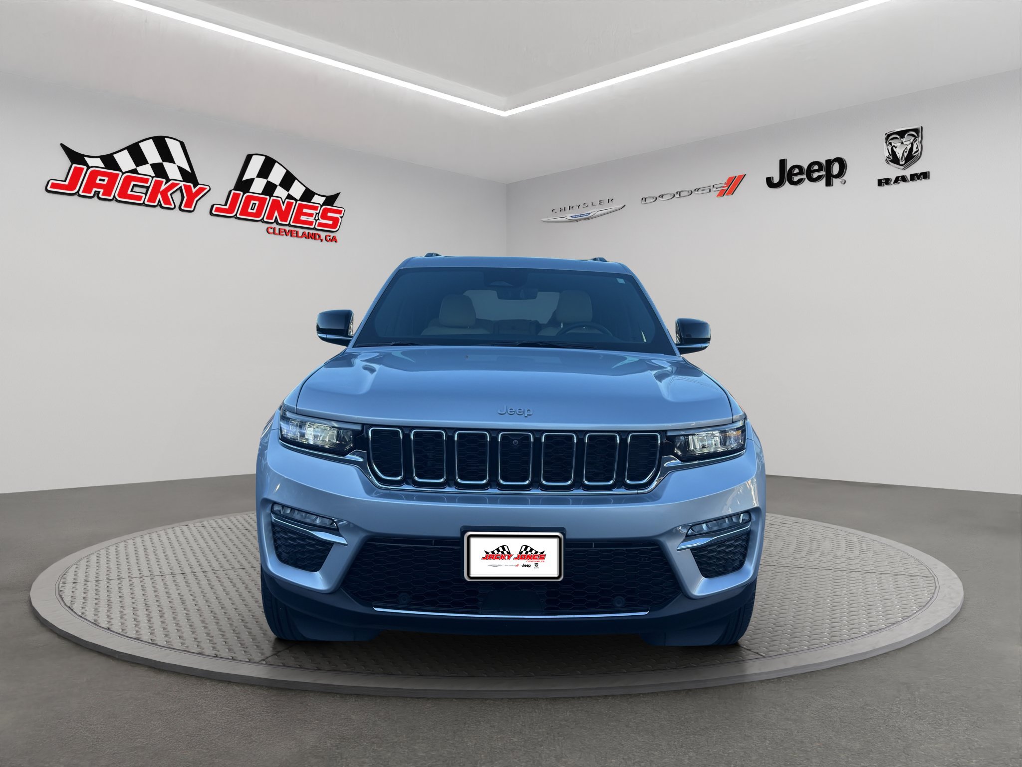 Used 2024 Jeep Grand Cherokee Limited w/ Luxury Tech Group II AWD/4WD image 13