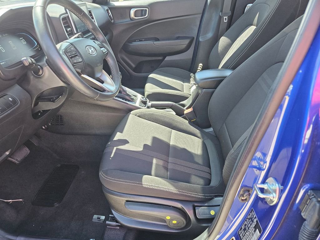 Used 2025 Hyundai Venue SEL image 11