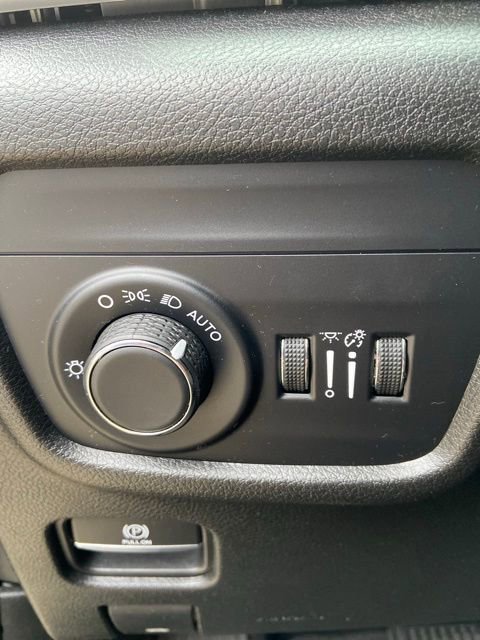 Used 2023 Jeep Grand Cherokee Laredo image 9