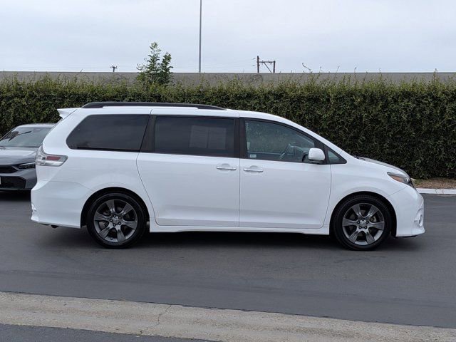 Used 2016 Toyota Sienna SE FWD image 4