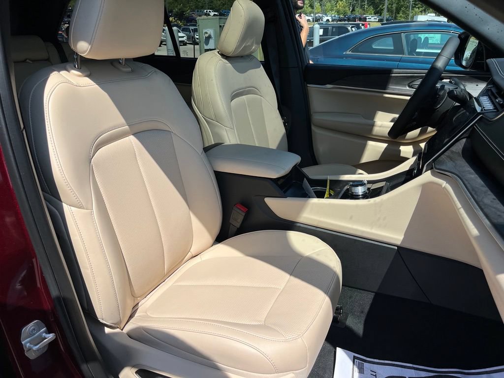Used 2025 Jeep Grand Cherokee Limited w/ Luxury Tech Group II AWD/4WD image 12