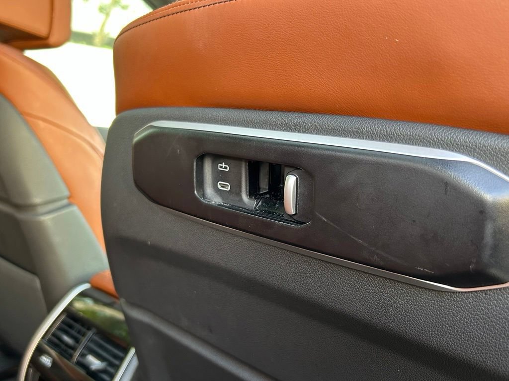 Used 2025 BMW X5 xDrive50e AWD/4WD image 36