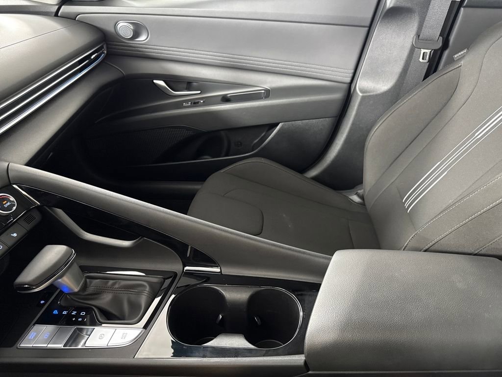 Used 2025 Hyundai Elantra SEL image 23