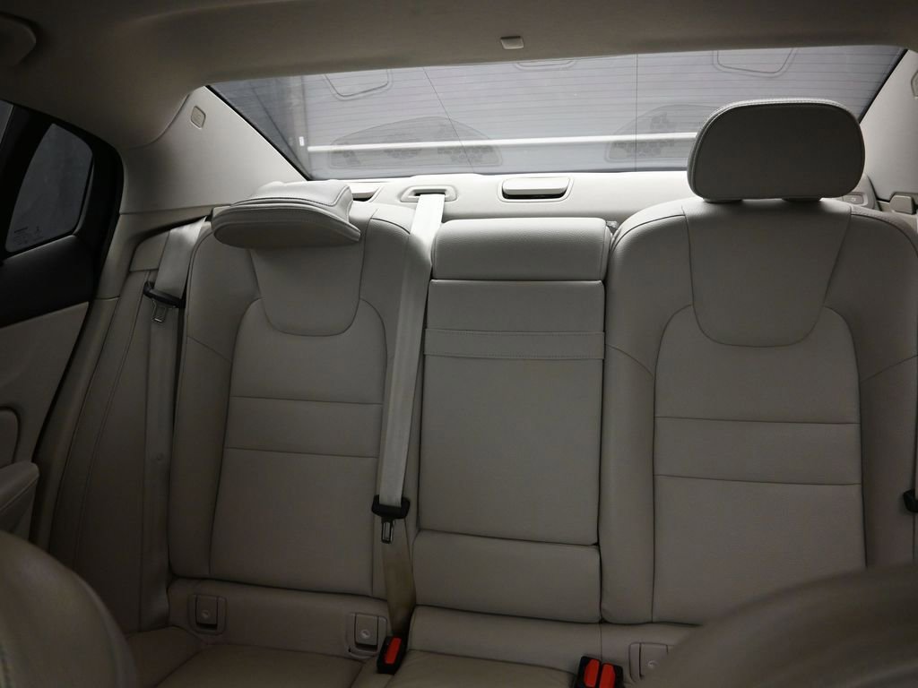 Used 2021 Volvo S60 T5 Momentum w/ Premium Package image 15