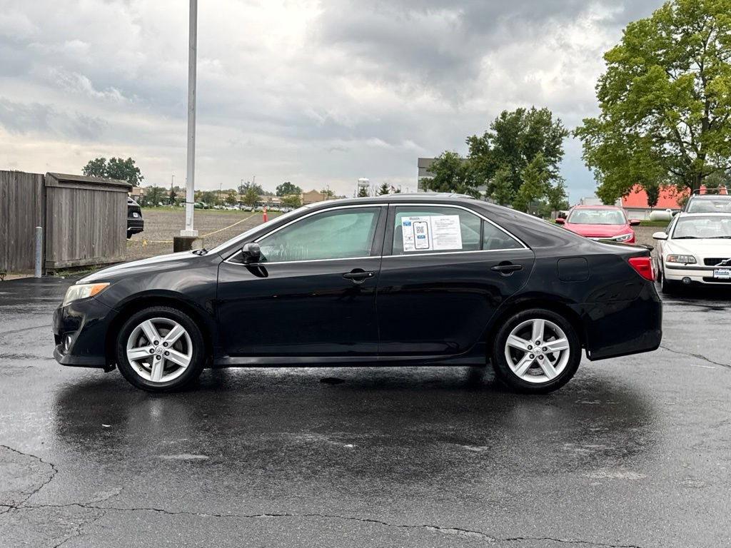 Used 2014 Toyota Camry SE w/ Moonroof Package FWD image 4