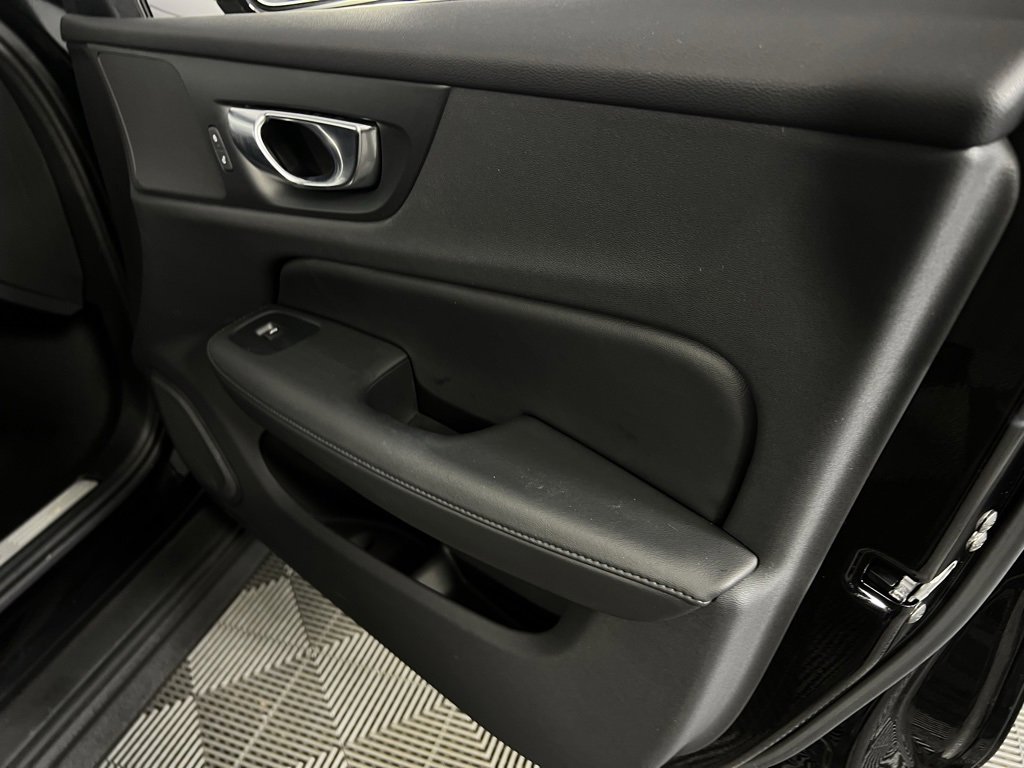 Used 2025 Volvo V60 B5 Cross Country Plus image 35