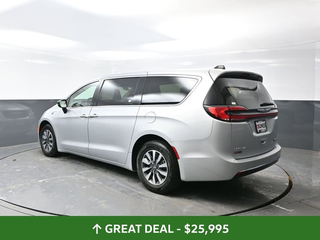Used 2024 Chrysler Pacifica Limited FWD image 12
