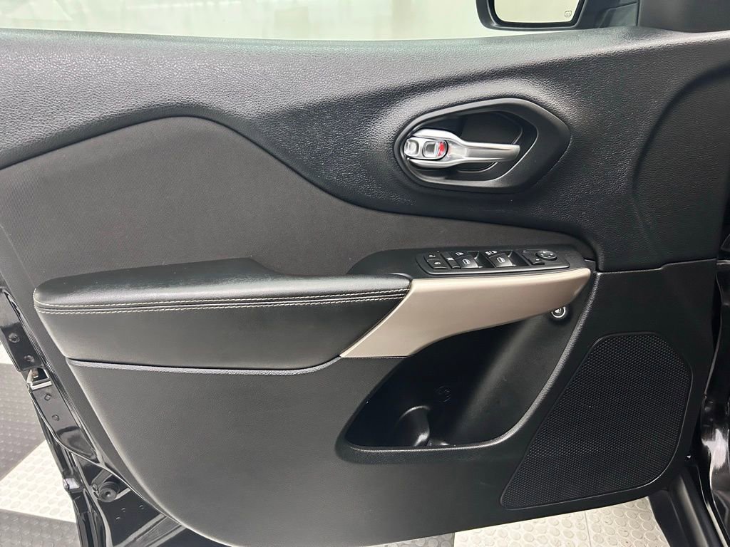 Used 2017 Jeep Cherokee Altitude image 10