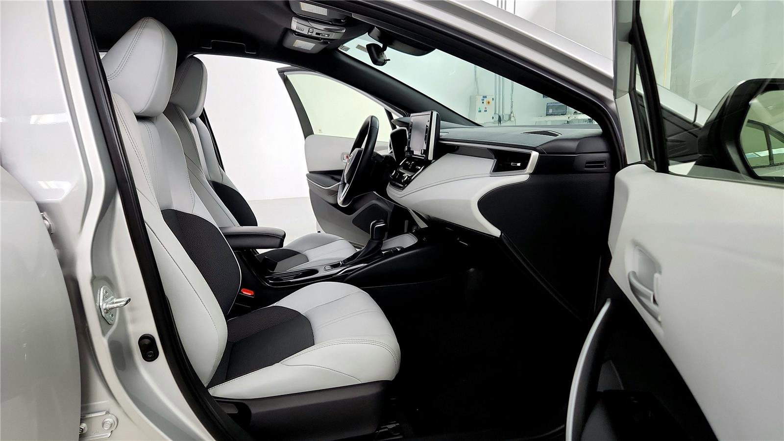 Used 2021 Toyota Corolla XSE image 17