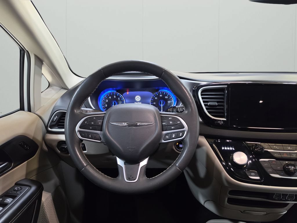 Used 2024 Chrysler Pacifica Touring-L FWD image 18