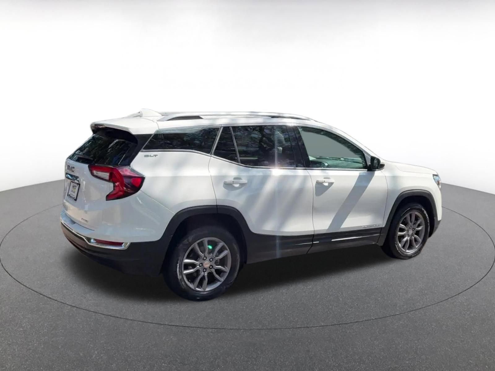 Used 2024 GMC Terrain SLT AWD/4WD image 14