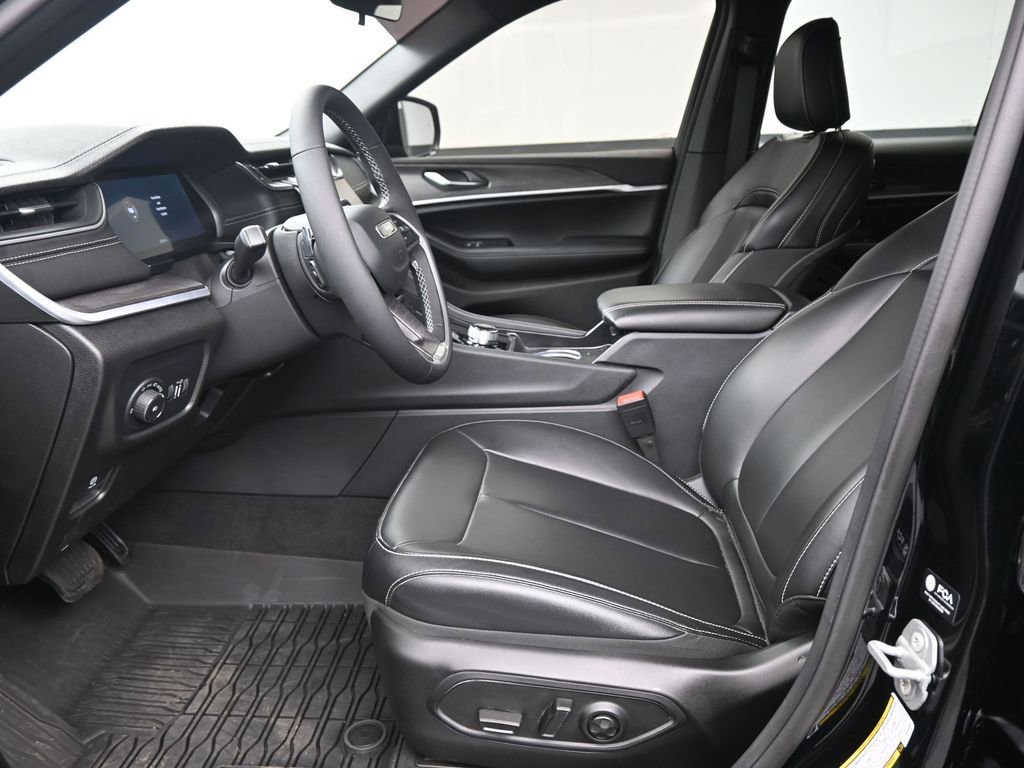 Used 2025 Jeep Grand Cherokee Limited w/ Black Appearance Package image 13