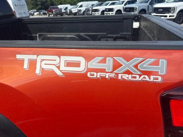 Used 2018 Toyota Tacoma TRD Off-Road w/ Technology Package AWD/4WD image 16