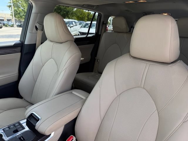 Used 2025 Toyota Highlander Limited FWD image 14