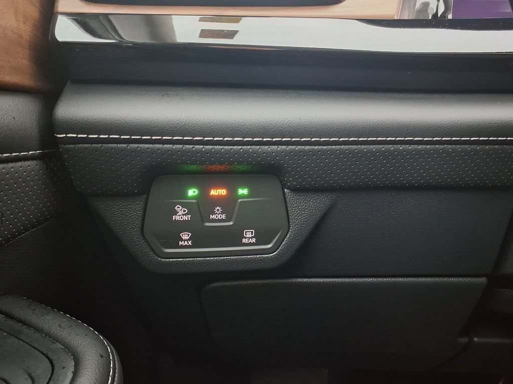 Used 2025 Volkswagen Atlas SE FWD image 30