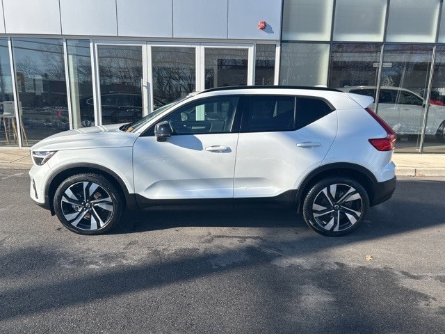 Certified 2025 Volvo XC40 B5 Plus AWD/4WD video 2