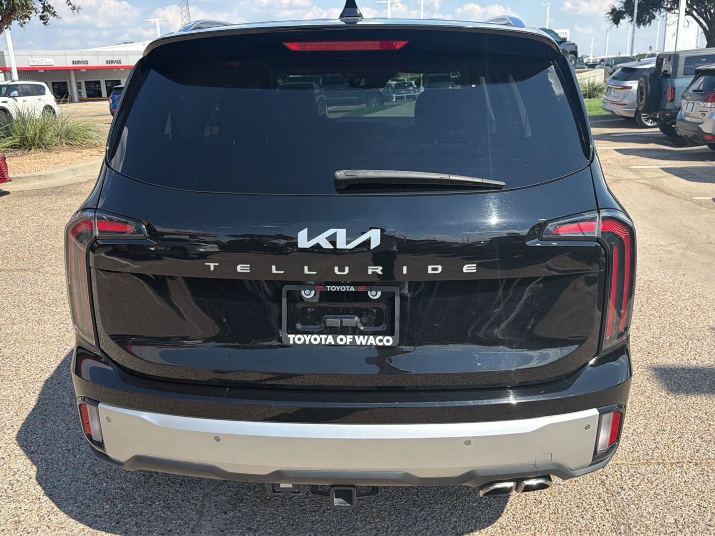 Used 2024 Kia Telluride EX w/ EX Captain's Chair Package FWD image 4