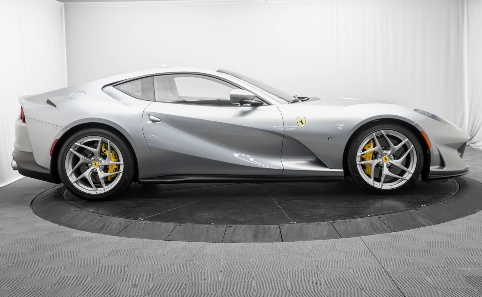 Used 2020 Ferrari 812 Superfast RWD image 8
